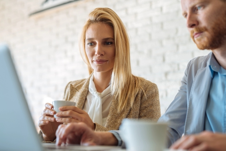 man vrouw laptop koffie baard klein.jpg